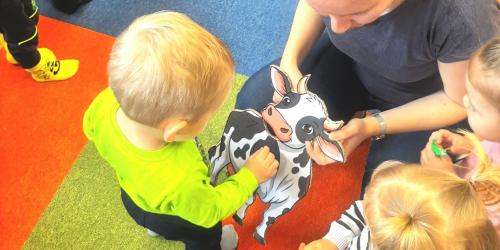 Zobrazit článek - Bookstart – O kohoutkovi a slepičce (únor 2026)