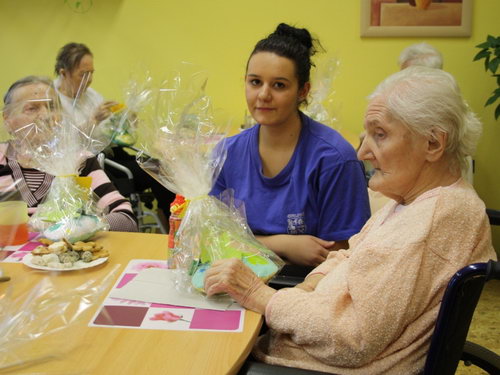 Zobrazit článek - Děti z bohumínské knihovny obdarovaly seniory