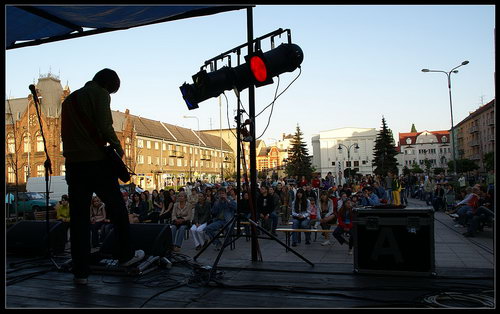 2009-05-01 Májové políbení u kašny - zvětšit