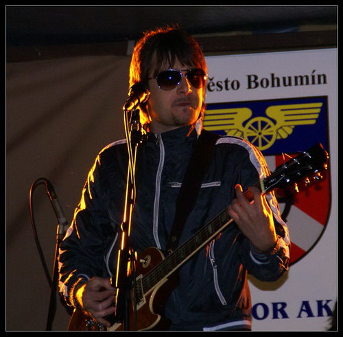2009-05-01 Májové políbení u kašny - zvětšit