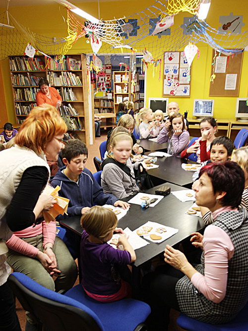 2010-11-25 Zdobení vánočních perníčků v knihovně K3 Bohumín - zvětšit