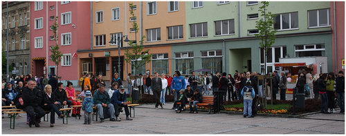 2011-05-01 Pvomájové políbení u kašny - zvětšit