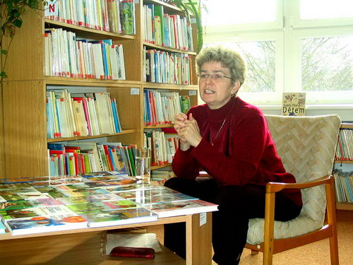 2008-03-04 Spisovatelka Věra Řeháčková v knihovně - zvětšit