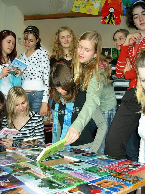 2008-03-04 Spisovatelka Věra Řeháčková v knihovně - zvětšit