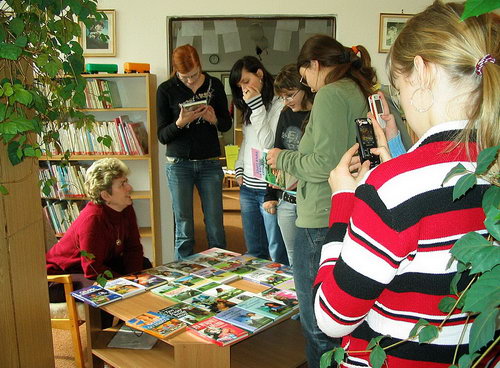 2008-03-04 Spisovatelka Věra Řeháčková v knihovně - zvětšit