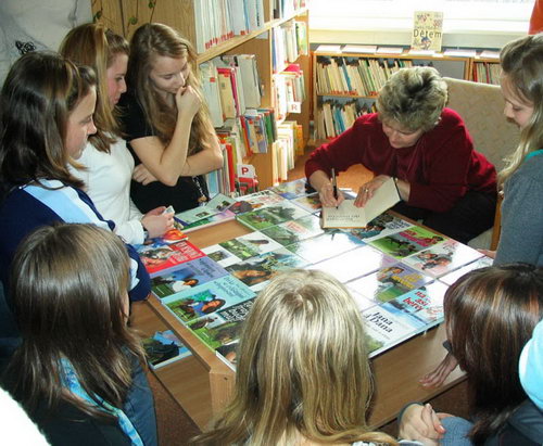 2008-03-04 Spisovatelka Věra Řeháčková v knihovně - zvětšit