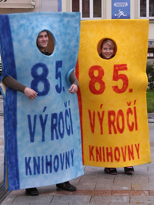 2008-10-04 Guinessův rekord - nejvíce lidí na náměstí s knihou - zvětšit