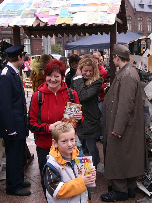 2008-10-04 Guinessův rekord - nejvíce lidí na náměstí s knihou - zvětšit