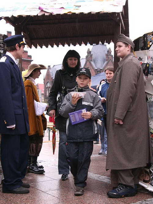 2008-10-04 Guinessův rekord - nejvíce lidí na náměstí s knihou - zvětšit