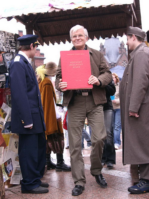 2008-10-04 Guinessův rekord - nejvíce lidí na náměstí s knihou - zvětšit