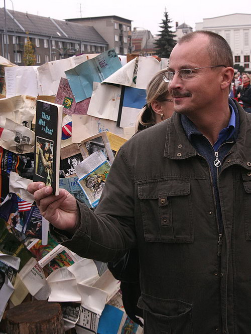 2008-10-04 Guinessův rekord - nejvíce lidí na náměstí s knihou - zvětšit